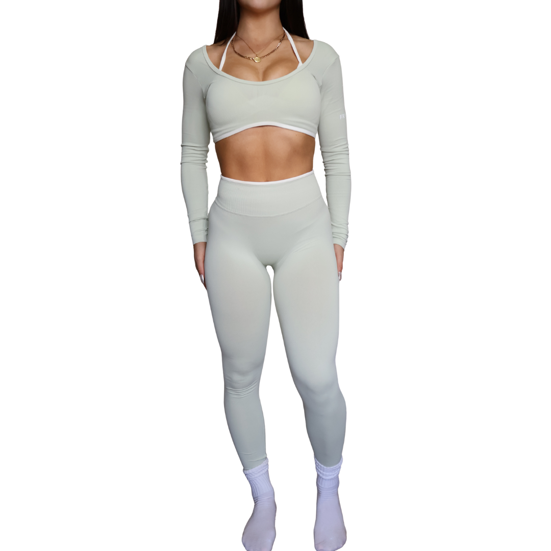 Womens seamless activewear set.