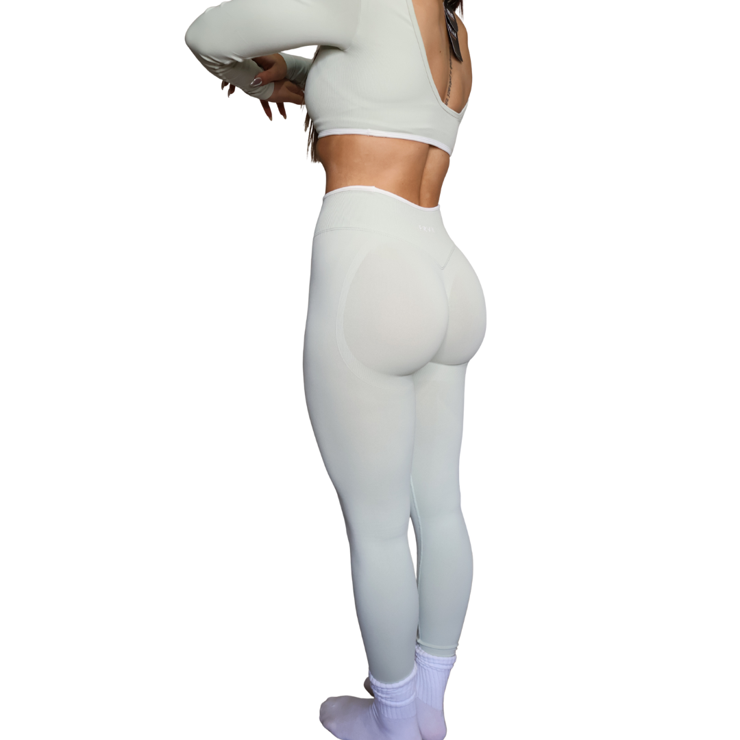 Seamless scrunch leggings. Womens activewear. Pistachio green leggings.